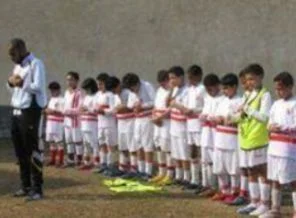 Futbolcu Henry gençlere imam oldu