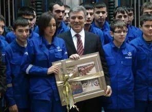 Gül, Mercedes-Benz fabrikasını gezdi