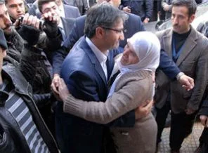 Halk, Kaymakam Yavuz'u bağrına bastı