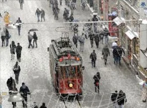 İstanbul'da kar yüzünü gösterdi