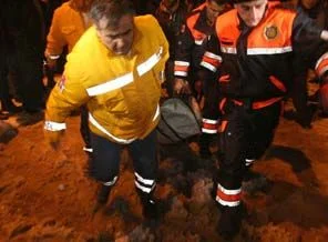 Kar çatıyı çökertti: 1 ölü, 20 yaralı (video)