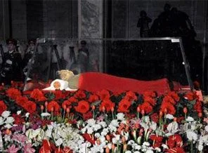 Kim Jong İl mumyalanıp sergilenecek