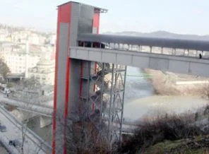 Mahalleye asansörle çıkıyorlar