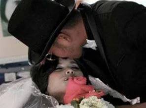 Ölen nişanlısıyla evlendi