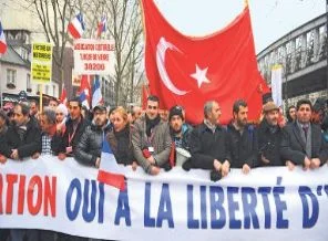 Onbinler Paris'te 'inkâr tasarısı'nı protesto etti