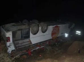 Otobüs yuvarlandı: 53 yaralı