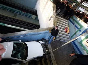 Otomobil, metro istasyonuna uçtu!