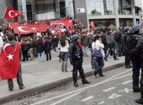 Paris'te Türkler ayakta