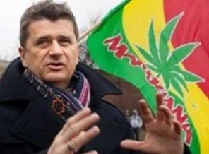 Parlamentoda esrar içmeye kalktı