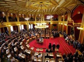 Singapurlu siyasetçilerin maaşlarına tırpan geliyor