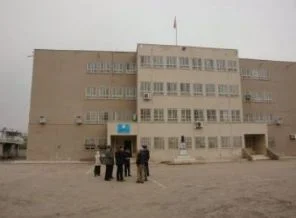 Sloganlar atıp öğretmenlere saldırdılar