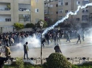 Suriye'deki gösterilere yine kan bulaştı
