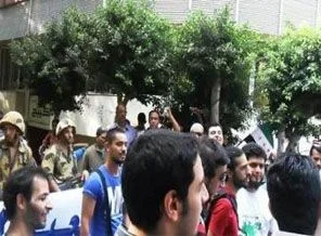 Suriyeli muhalifler büyükelçiliğe saldırdı