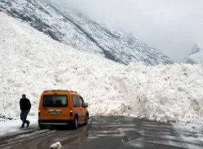 Tunceli- Erzincan karayolunda çığ