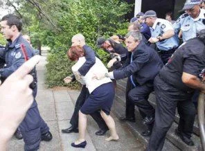 Yerlilerin öfkesi sürüyor!