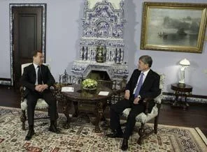 Almazbek Atambayev'den Medvedev'e sitem