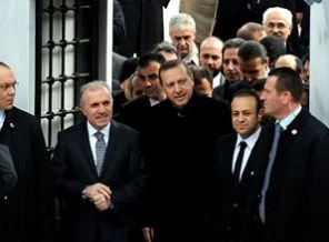 Başbakan sokağa çıktı