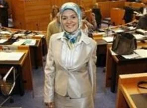 Başörtülü vekile ırkçı saldırı
