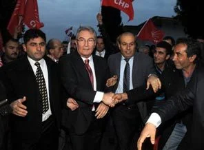 Baykal: CHP'de uyumdan çok gerilim var