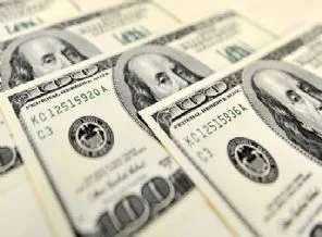 Binlerce doları otomobilden attı