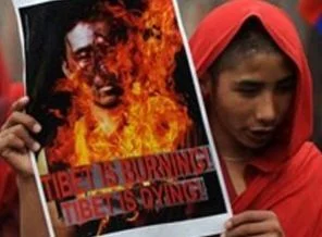 Bir Tibetli keşiş daha kendini yaktı