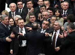 CHP'liler Meclis kürsüsünü işgal etti