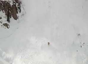 Çığ'dan böyle kurtuldu (video)
