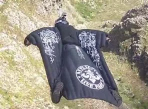 Çılgın sporcu böyle dağa çarptı (video)