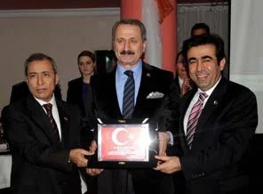 ' Demokrasinin tarifini bile yapamazlar '