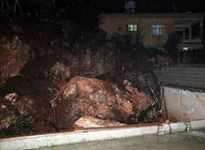 Evler dağdan kopan dağın altında kaldı