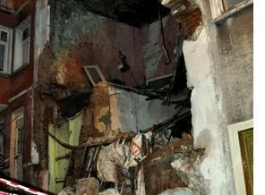 İstanbul'da tarihi bina yerle bir oldu
