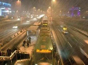 İstanbul kar altında, sürücüler dikkat! (video)