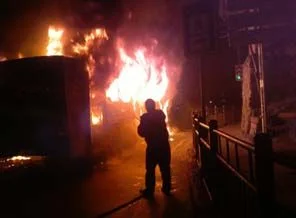 İstanbul'un ortasında yol kesip otobüs yaktılar
