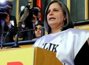 Kışanak kürsüye önlükle ve 8 dilde geldi