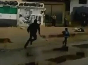 Küçük çocuk iki ateş arasında kaldı (Video)