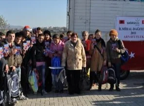 Sadakataşı derneği Arnavutluk'ta İslam İlmihali dağıttı