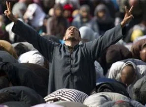 Sahada başlayan isyan meydanlara taşındı