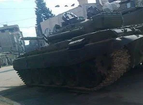 Suriye tankları Humus'a girdi!