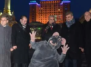 Taner Yıldız'a Kiev'de fareli karşılama
