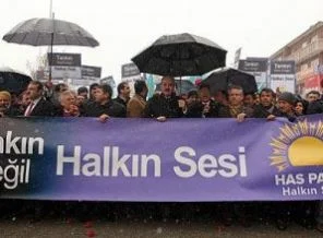 Tankların yürüdüğü caddede yürüdüler