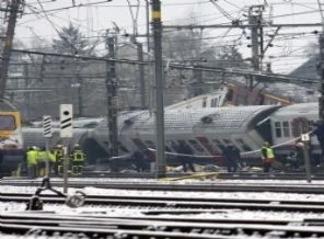 Tren raydan çıktı: 3 ölü, 45 yaralı