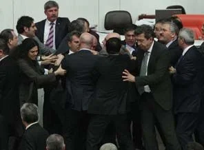 Vekiller yumruk yumruğa kavga ettiler