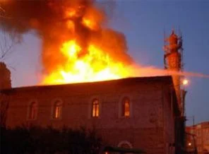 555 yıllık cami 1 saatte kül oldu