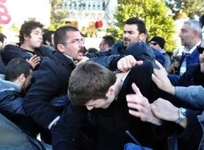 ABD savaş gemisi protestosuna müdahale