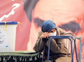 Ahmedinejad ve Hamaney bu kez sandıkta kapıştı