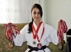 Babasının yapamadığını kızı yaptı