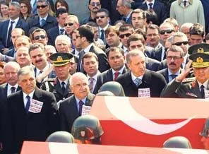 Basına akreditasyona tepki yağmuru