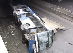 Başkent'te halk otobüsü devrildi