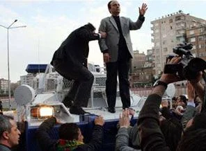 Baydemir: Panzere taş atmayın, okula gidin