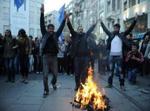 Caddenin ortasında nevruz ateşi
